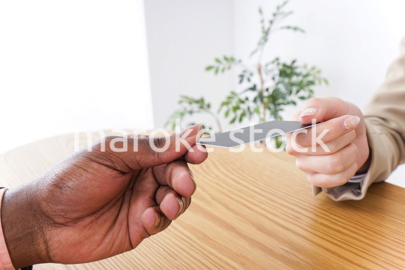 クレジットカードで支払いをするビジネスウーマン