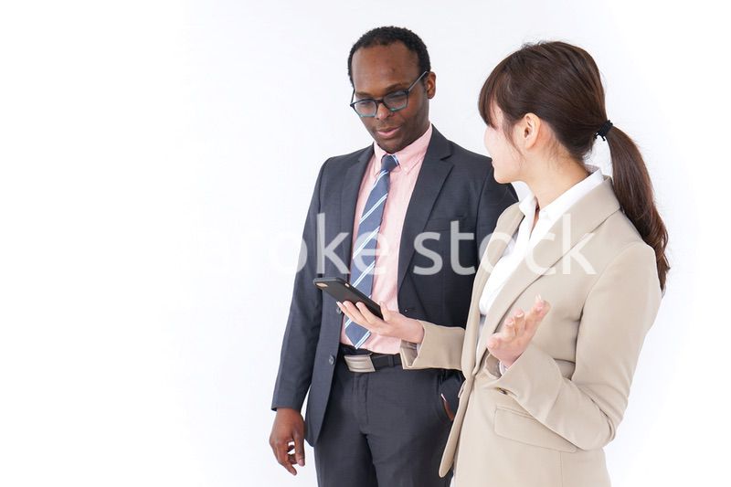 スマホで場所を検索するビジネスパーソン