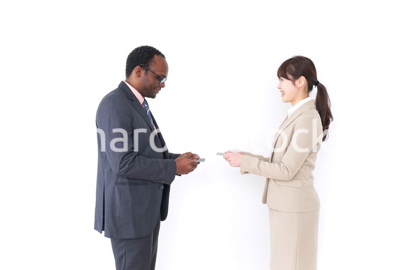 交流するビジネスパーソンたち