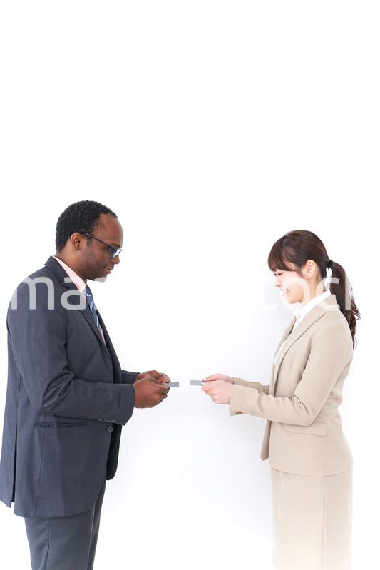 交流するビジネスパーソンたち
