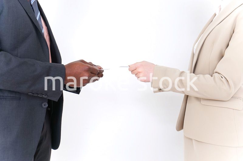 交流するビジネスパーソンたち