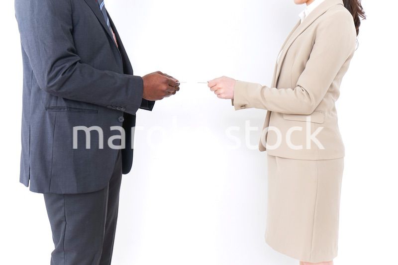 交流するビジネスパーソンたち