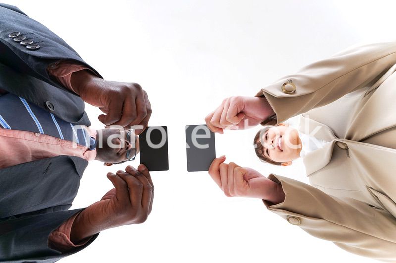 交流するビジネスパーソンたち