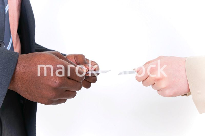 交流するビジネスパーソンたち