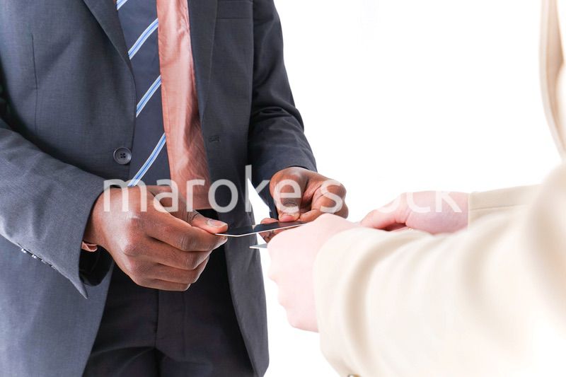 交流するビジネスパーソンたち