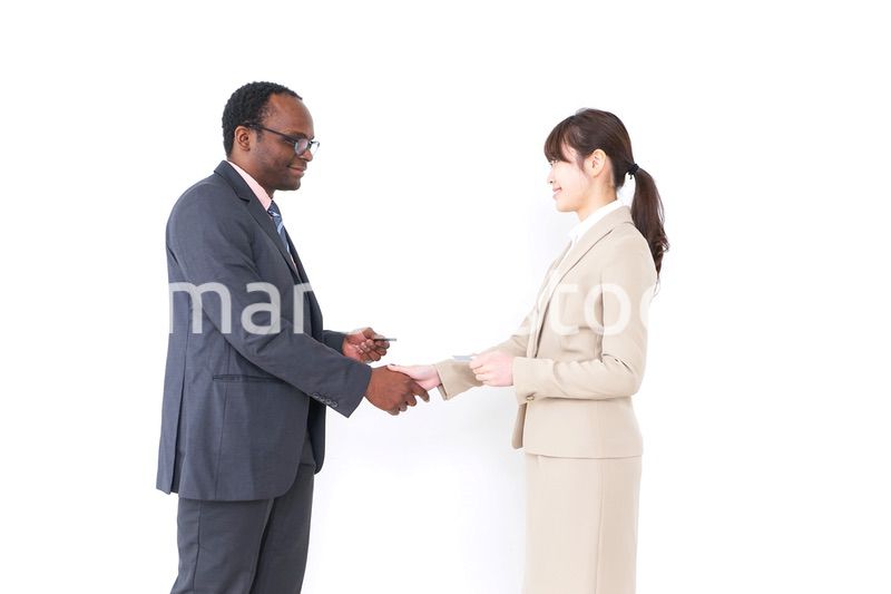 交流するビジネスパーソンたち