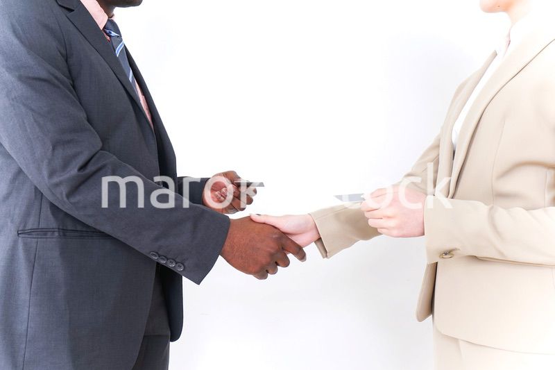 交流するビジネスパーソンたち