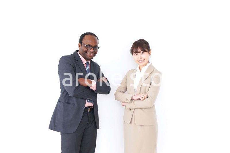 交流するビジネスパーソンたち