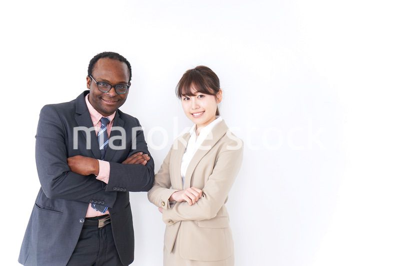 腕を組むビジネスパーソン