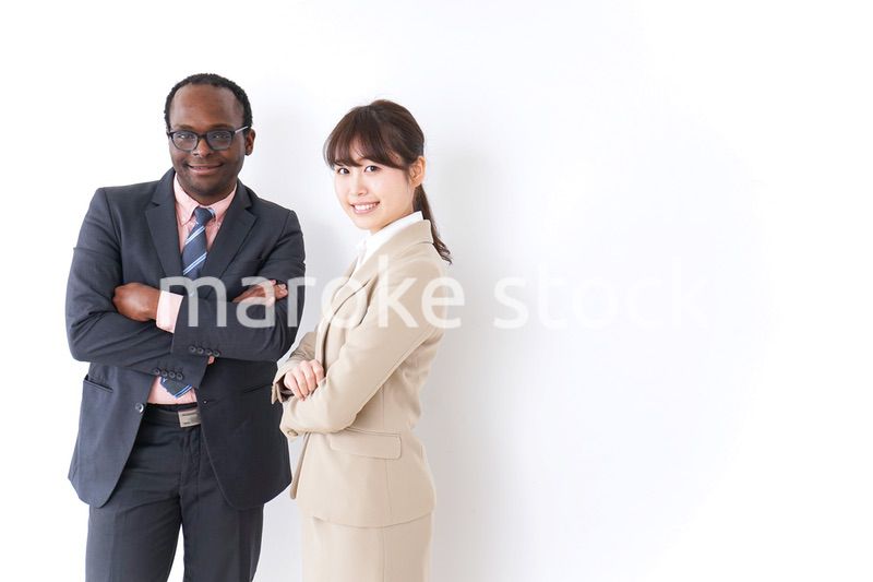 腕を組むビジネスパーソン