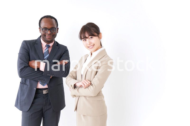 腕を組むビジネスパーソン