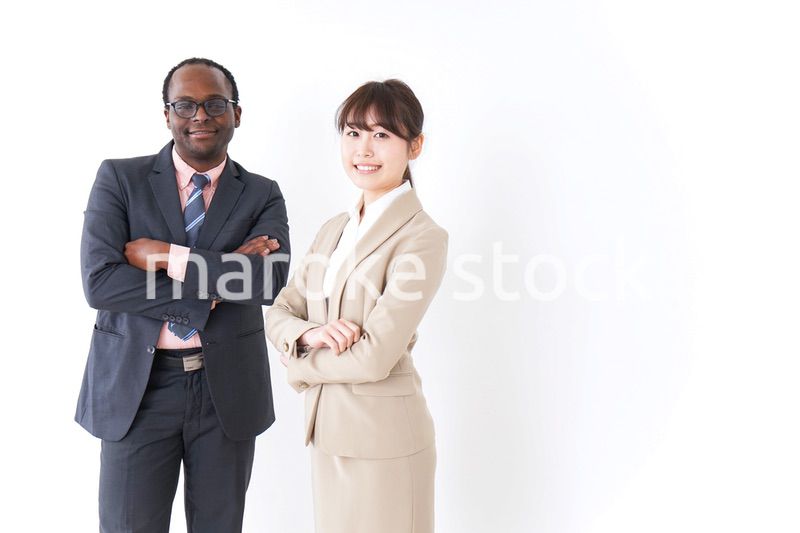 腕を組むビジネスパーソン