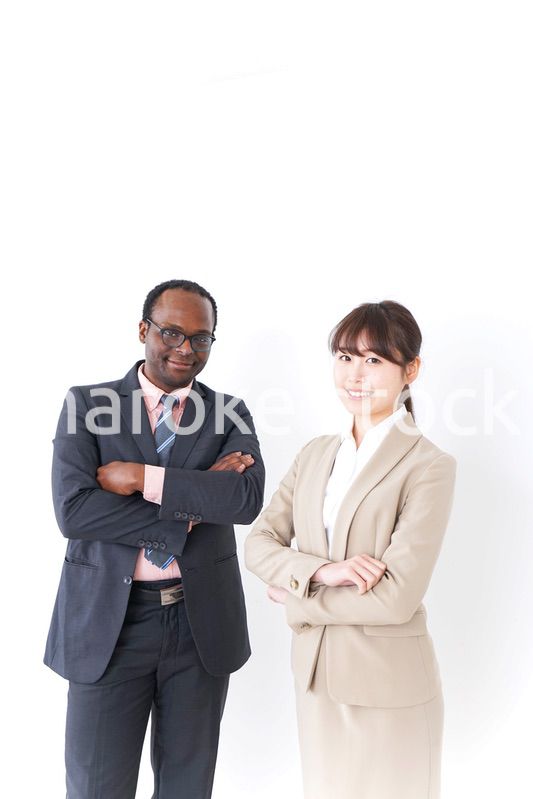 腕を組むビジネスパーソン