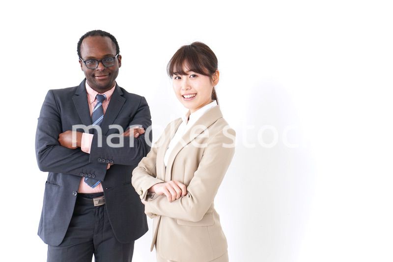 交流するビジネスパーソンたち