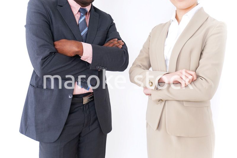 腕を組むビジネスパーソン