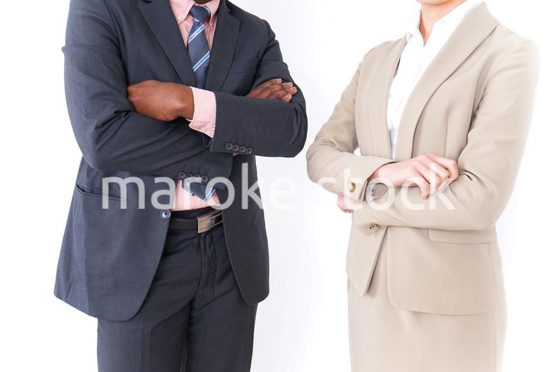 交流するビジネスパーソンたち