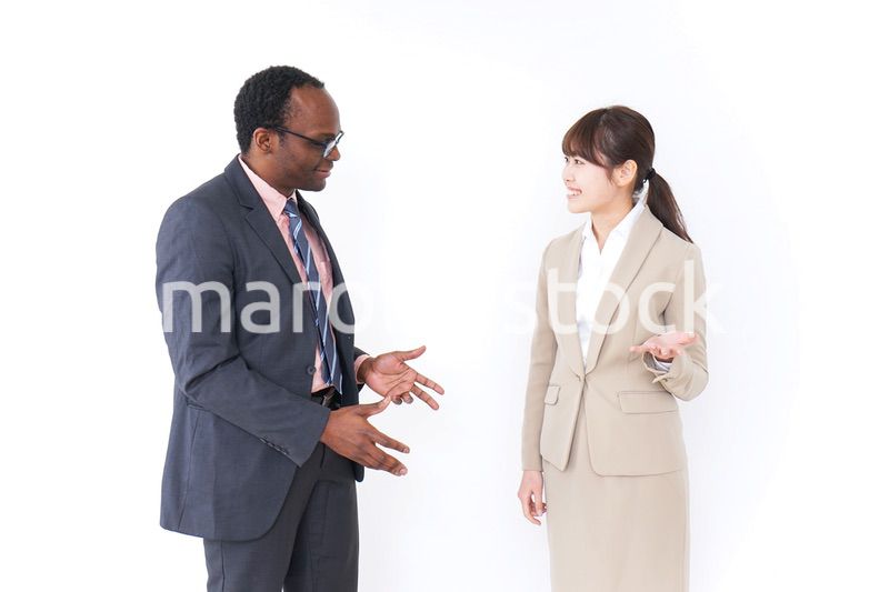 議論をするビジネスパーソン