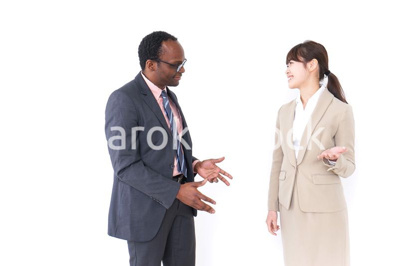 交流するビジネスパーソンたち