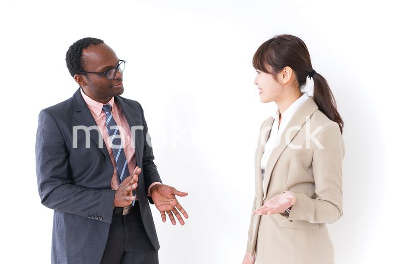 議論をするビジネスパーソン