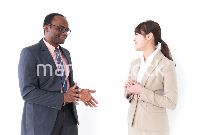 交流するビジネスパーソンたち