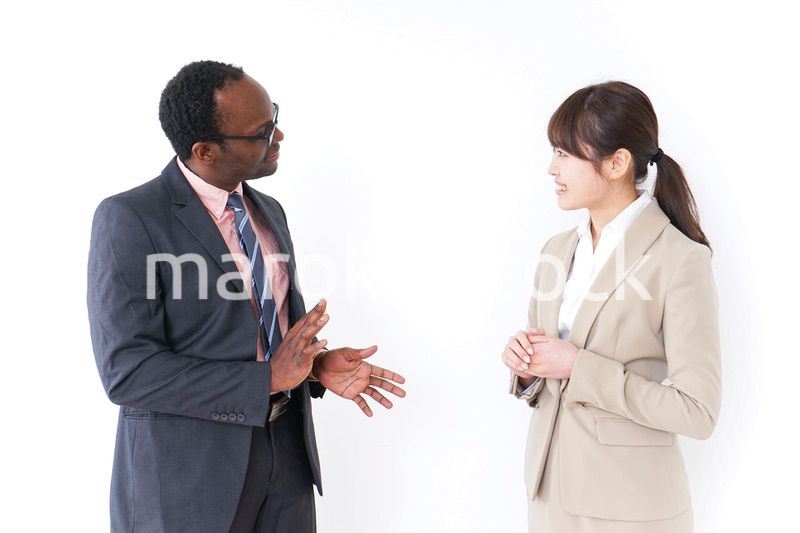議論をするビジネスパーソン