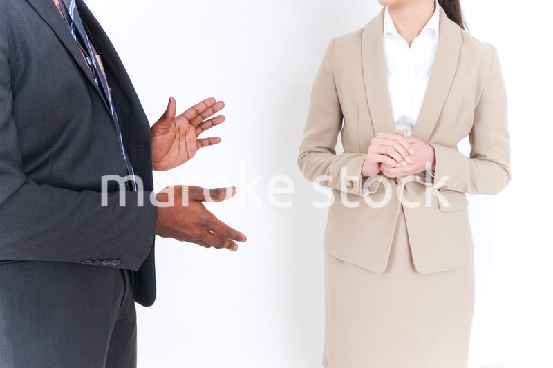 議論をするビジネスパーソン