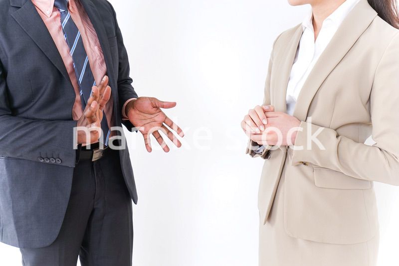 議論をするビジネスパーソン