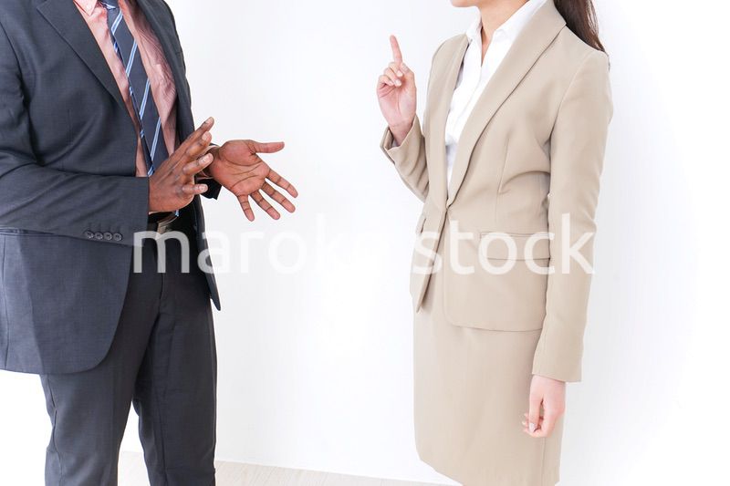 議論をするビジネスパーソン