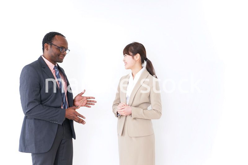 議論をするビジネスパーソン