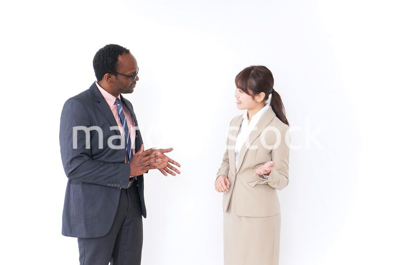 議論をするビジネスパーソン