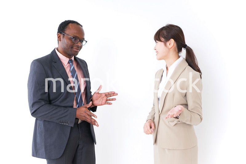 議論をするビジネスパーソン