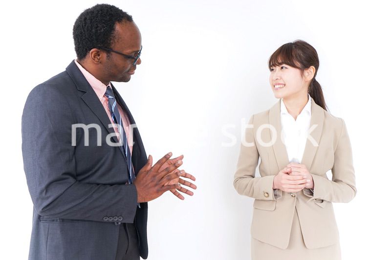 議論をするビジネスパーソン