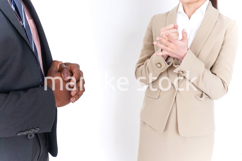 交流するビジネスパーソンたち