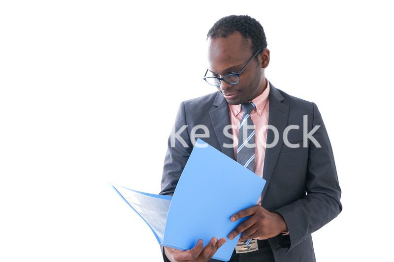 資料を確認するビジネスパーソン