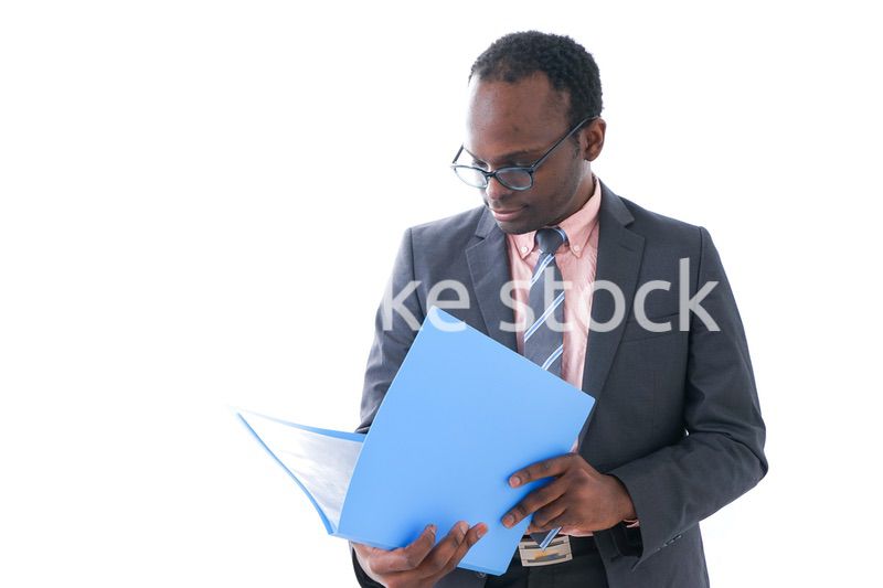 資料を確認するビジネスパーソン