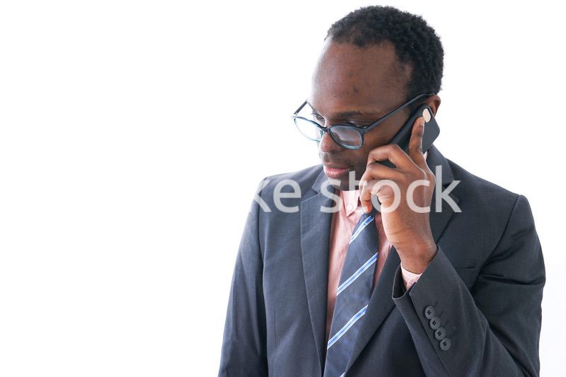 スマホで電話をするビジネスマン