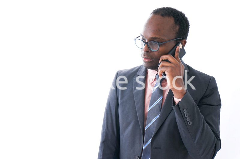 スマホで電話をするビジネスマン