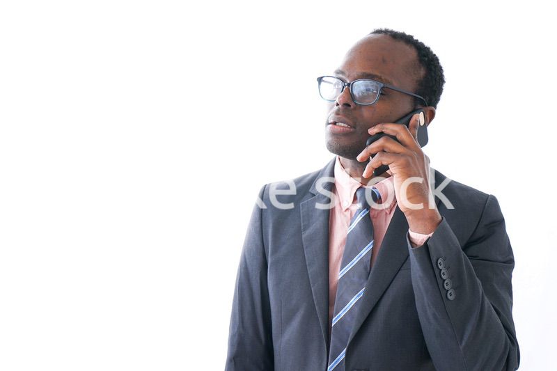 スマホで電話をするビジネスマン