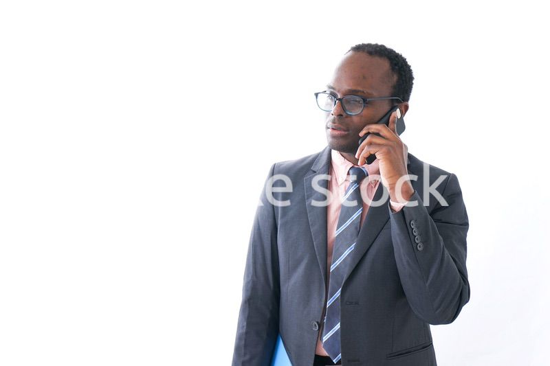 スマホで電話をするビジネスマン