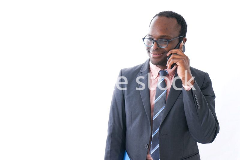 スマホで電話をするビジネスマン