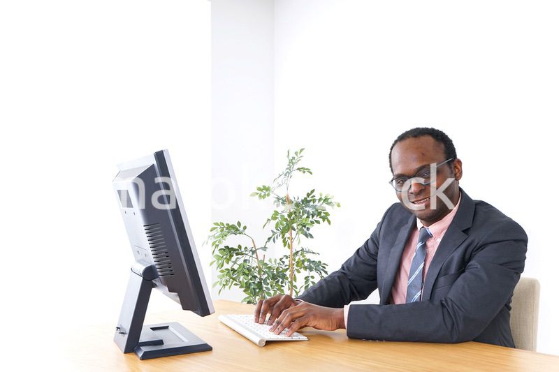 オフィスで働くビジネスパーソン