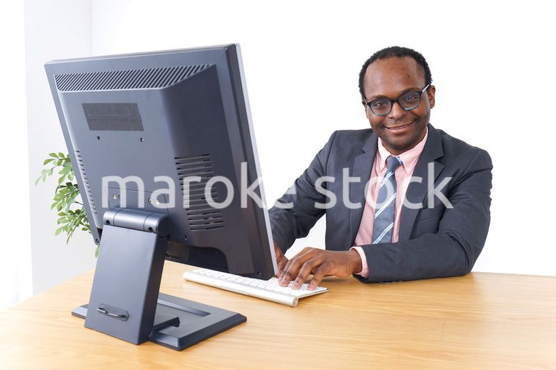 オフィスで働くビジネスパーソン