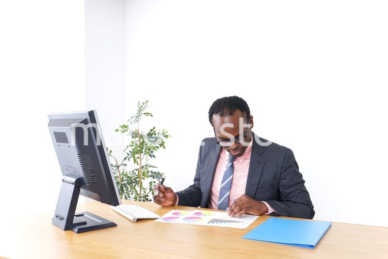 オフィスで働くビジネスパーソン