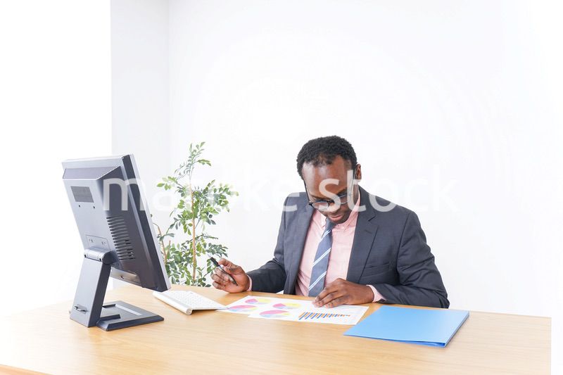 オフィスで働くマネージャー