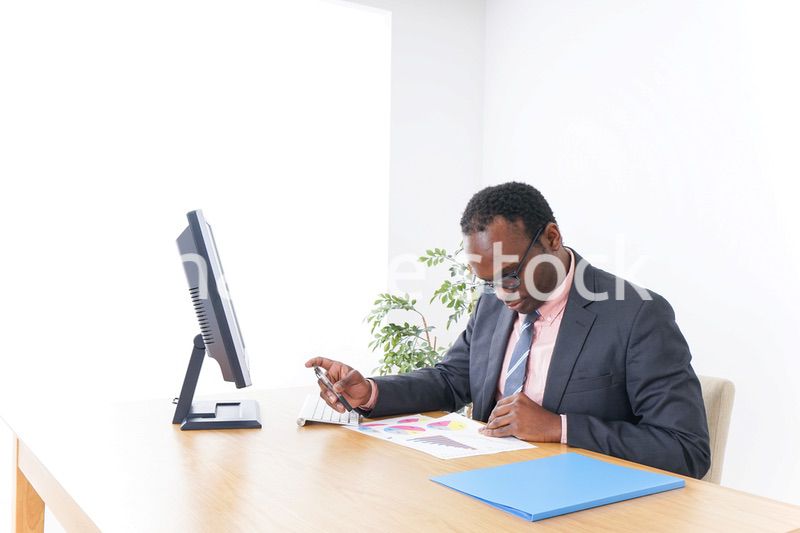 オフィスで働くマネージャー