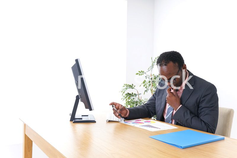 オフィスで働くビジネスパーソン