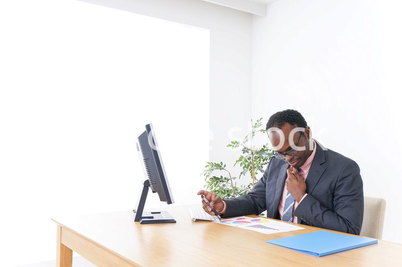 オフィスで働くマネージャー