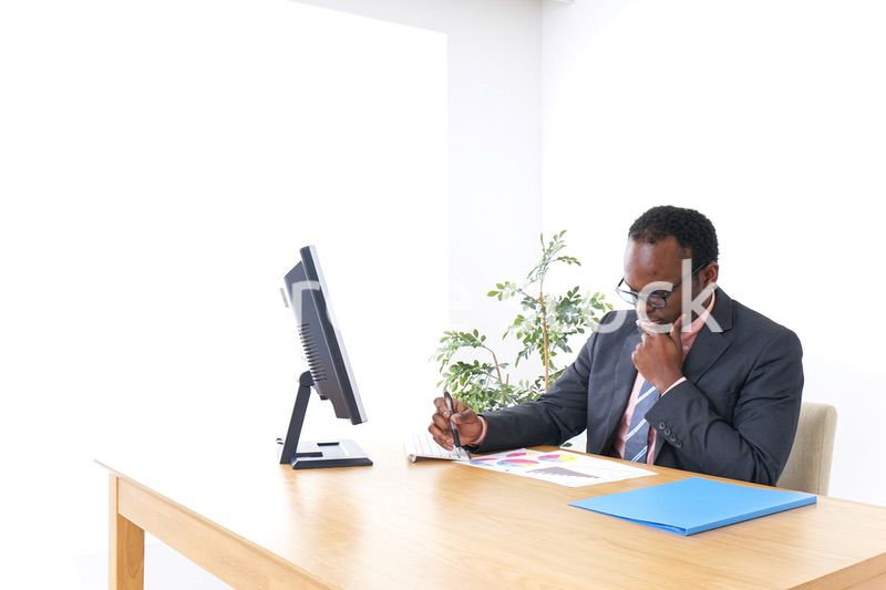 オフィスで働くビジネスパーソン