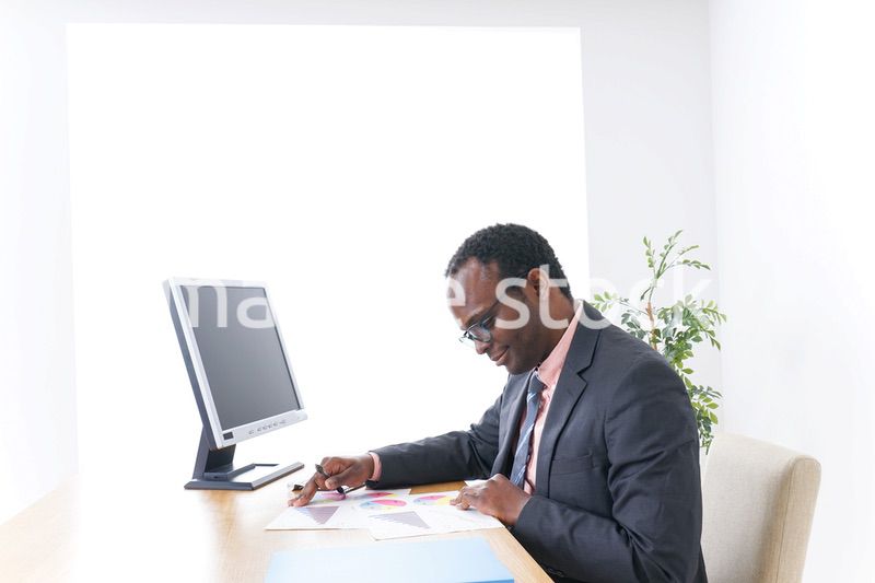 オフィスで働くマネージャー