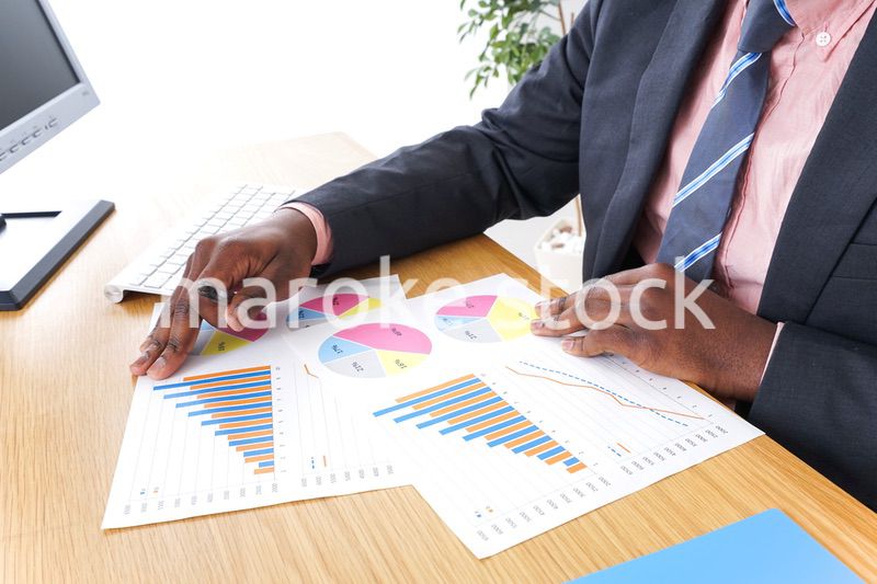 オフィスで働くビジネスパーソン